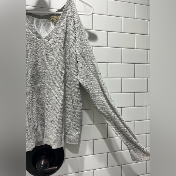 Cold shoulder sweater with open back - Picture 2 of 4